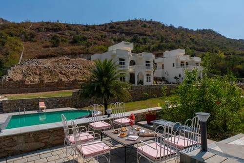 Mandovar Mountain Valley Retreat | 4 Room Pet-friendly Suite In a Private Estate with Shared Pool, Garden, Restaurant & Hill Views – 4 bedroom villa in Udaipur, Rajasthan