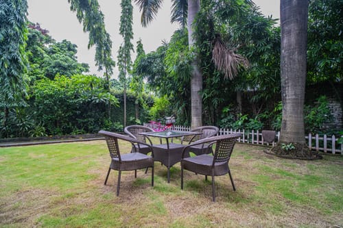 Impreza Luxury Stays Classic Room | Pet-friendly 1-Room Retreat With Common Lounge Area, Garden, Verandah & Restro – 1 bedroom villa in Dehradun, Uttarakhand