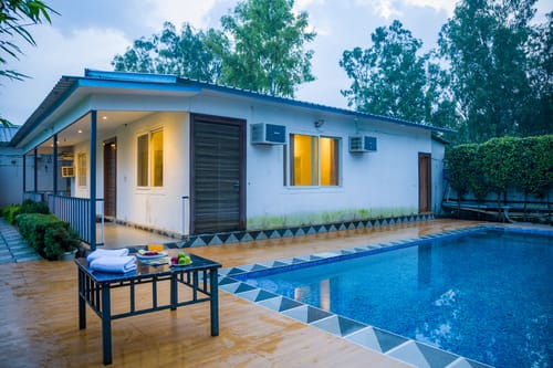 Krishna Manor | 3-BHK Farmhouse With Private Pool & Lush Garden | Near Noida Expressway – 3 bedroom villa in Delhi Ncr, Delhi