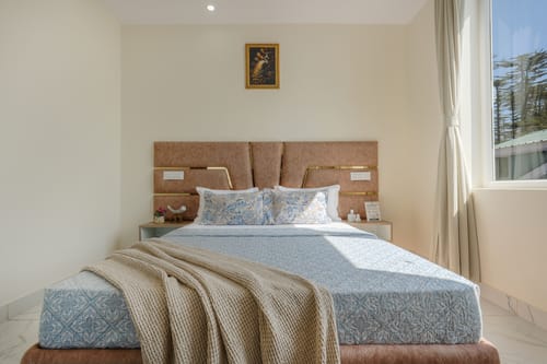 The Ridgeview Retreat Amelia | Hillside 2-Room Suite with Private Balcony, Bathtub & Restro | Near Naldehra Golf Course | Pet-friendly – 2 bedroom villa in Shimla, Himachal Pradesh