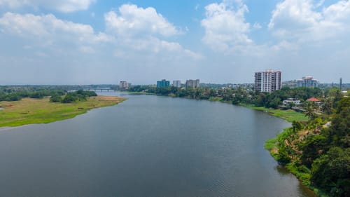 Glass River Retreat | 4-BHK Riverside Getaway with Private Pool, Lakeside Sit-Out & Lounge Area Near Aluva Railway & Metro Station – 4 bedroom villa in Kochi, Kerala