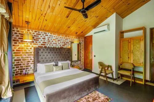 Granny’s Den | 2-Room Senior-Citizen Friendly & Pet- Welcoming Suite With Shared Pool, Restaurant & Gazebo by the River