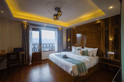 Pine Shadow Fuchsia | Hillside Retreat With Picturesque Balcony & Restaurant – 1 bedroom villa in Shimla, Himachal Pradesh