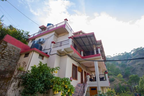 Sukhmani Cottage | 5-BHK Hilltop Hideaway With Garden, Terrace & Scenic Views – 5 bedroom villa in Kasauli, Himachal Pradesh