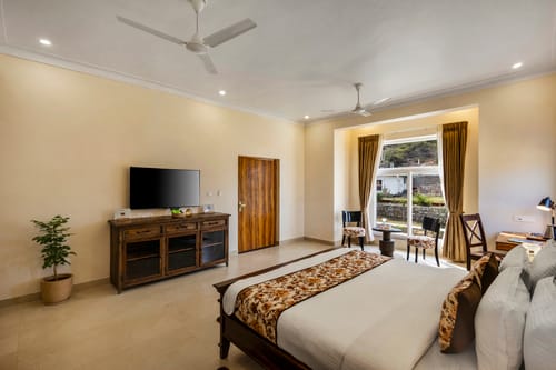Mandovar Mountain Valley Retreat | 4 Room Pet-friendly Suite In a Private Estate with Shared Pool, Garden, Restaurant & Hill Views – 4 bedroom villa in Udaipur, Rajasthan