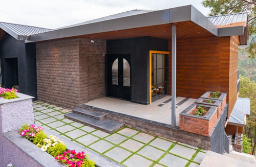 The Retreat Villa | 4-BHK Hillside Retreat with Indoor Pool, Jacuzzis | Near Kasauli Hill Station – 4 bedroom villa in Kasauli, Himachal Pradesh