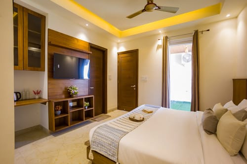 BYDM The Sky Heaven | Charming Pet-friendly 4-BHK Penthouse 15 Min from Triveni Ghat With Balcony, Bar & Lift