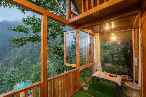 The Sinatra Skylight: Glass treehouse in the mist