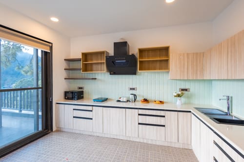 The Retreat Villa | 4-BHK Hillside Retreat with Indoor Pool, Jacuzzis | Near Kasauli Hill Station – 4 bedroom villa in Kasauli, Himachal Pradesh
