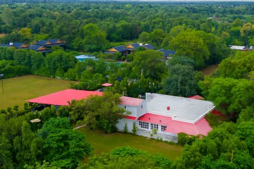 Raha Farms | 4-BHK Pet-friendly Villa with Private Pool, Restaurant, Shared Pool, Game Zone, & Gym on 5.5-Acre Land – 4 bedroom villa in Delhi Ncr, Delhi
