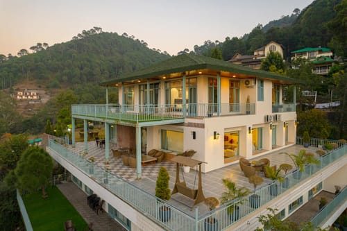 Utopia @ Aykon Estate w/ Outdoor Pool – 8 bedroom villa in Kasauli, Himachal Pradesh