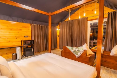 The Kingfisher Treehouse With Jacuzzi – 1 bedroom villa in Mussoorie, Uttarakhand