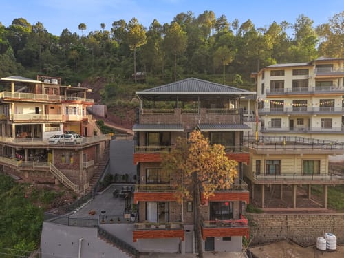 Panchvati Veloraa | Pet-friendly 3-BHK Apartment with Scenic Views & Outdoor Seating – 3 bedroom villa in Kasauli, Himachal Pradesh