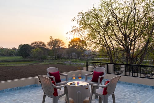 Tiger Cave Suite | Pet-friendly Room with Shared Pool & Garden on Main Ranthambore Road – 1 bedroom villa in Ranthambore, Rajasthan