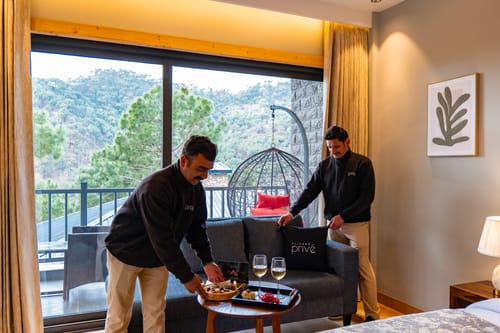 The Retreat Villa | 4-BHK Hillside Retreat with Indoor Pool, Jacuzzis | Near Kasauli Hill Station – 4 bedroom villa in Kasauli, Himachal Pradesh