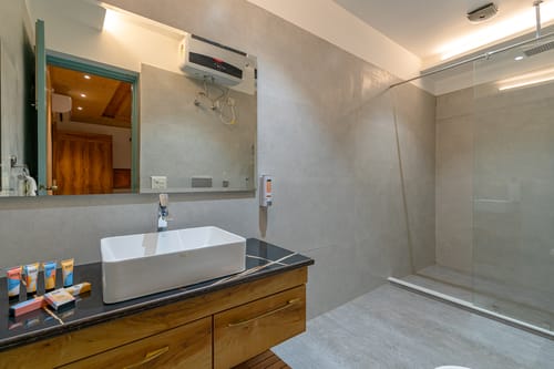 Utopia @ Aykon Estate w/ Outdoor Pool – 8 bedroom villa in Kasauli, Himachal Pradesh