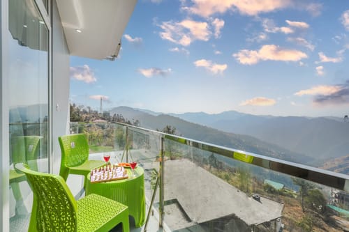 The Ridgeview Retreat Amelia | Hillside 2-Room Suite with Private Balcony, Bathtub & Restro | Near Naldehra Golf Course | Pet-friendly – 2 bedroom villa in Shimla, Himachal Pradesh