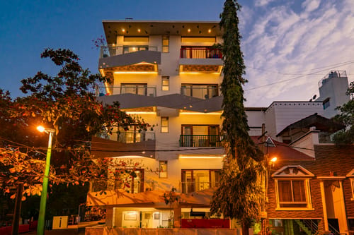 The Jazminn Timberwood | 3-BHK Pet-friendly Apartment with Shared Sit Out Area | Near Bengaluru Palace – 3 bedroom villa in Bengaluru, Karnataka