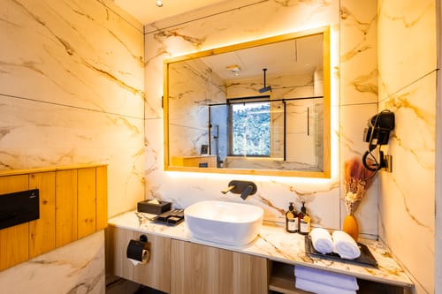 The Retreat Villa | 4-BHK Hillside Retreat with Indoor Pool, Jacuzzis | Near Kasauli Hill Station – 4 bedroom villa in Kasauli, Himachal Pradesh