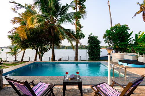 Glass River Retreat | 4-BHK Riverside Getaway with Private Pool, Lakeside Sit-Out & Lounge Area Near Aluva Railway & Metro Station – 4 bedroom villa in Kochi, Kerala
