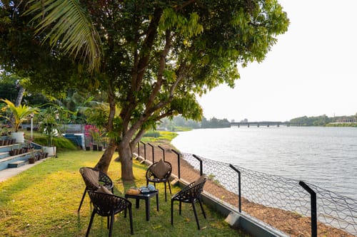 Glass River Retreat | 4-BHK Riverside Getaway with Private Pool, Lakeside Sit-Out & Lounge Area Near Aluva Railway & Metro Station – 4 bedroom villa in Kochi, Kerala