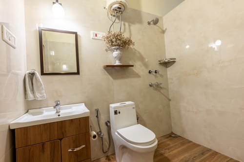 The Hive Cottage | Serene 9-Rooms Hillside Resort With Suites, Restaurant, & Outdoor Seating | Ample Parking