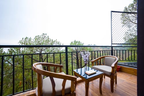 Archee’s Villa | 6-BHK property with gaming zone, attic, open dining and 360° mountain views – 6 bedroom villa in Kasauli, Himachal Pradesh