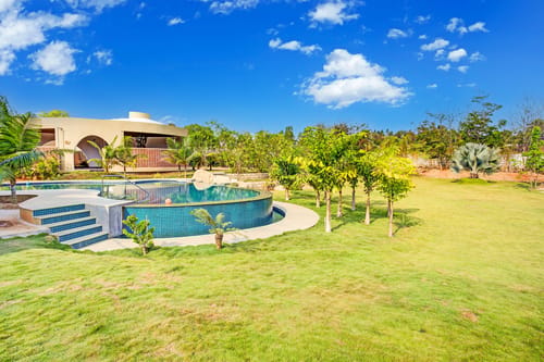Urvi Grand Luxe Suite | Serene Farmstay With Garden, Common Pool & Dining Area – 1 bedroom villa in Bengaluru, Karnataka