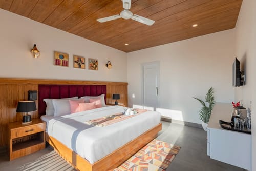 Evara | Pet-friendly 2-BHK Hilltop Hideaway With Balcony, Fireplace & Views – 2 bedroom villa in Mussoorie, Uttarakhand