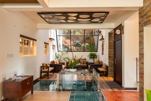 Glass River Retreat | 4-BHK Riverside Getaway with Private Pool, Lakeside Sit-Out & Lounge Area Near Aluva Railway & Metro Station – 4 bedroom villa in Kochi, Kerala