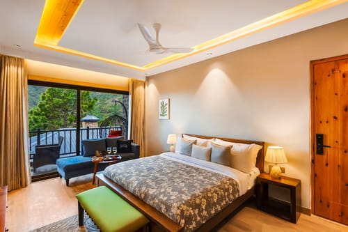 The Retreat Villa | 4-BHK Hillside Retreat with Indoor Pool, Jacuzzis | Near Kasauli Hill Station – 4 bedroom villa in Kasauli, Himachal Pradesh