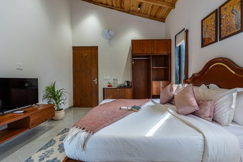 Lakefront | 4-BHK Villa with Common Patio Seating, Attic and Outdoor Dining Area – 4 bedroom villa in Bhimtal, Uttarakhand