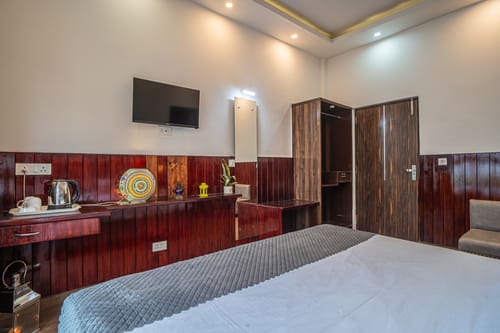 Impreza Luxury Stays Deluxe Room | Pet-friendly 1-Room Retreat With Common Lounge Area, Garden, Verandah & Restro – 1 bedroom villa in Dehradun, Uttarakhand