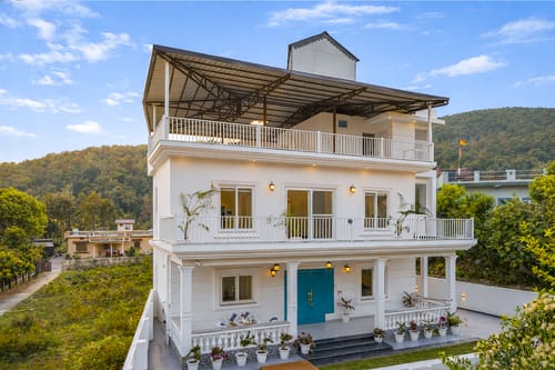 The Kimadi House | 4-BHK English-Style Villa With Rooftop, Pool & Mussoorie Views – 4 bedroom villa in Dehradun, Uttarakhand