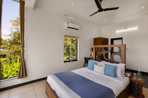 Glass River Retreat | 4-BHK Riverside Getaway with Private Pool, Lakeside Sit-Out & Lounge Area Near Aluva Railway & Metro Station – 4 bedroom villa in Kochi, Kerala