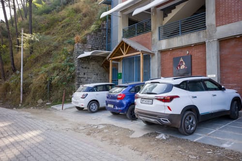 Skyline Grove | Stylish 3-BHK Apt With Scenic Views – 3 bedroom villa in Kasauli, Himachal Pradesh
