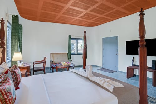 Urvi Grand Luxe Suite | Serene Farmstay With Garden, Common Pool & Dining Area – 1 bedroom villa in Bengaluru, Karnataka