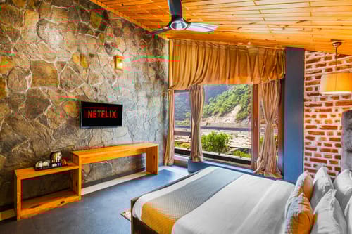 Granny’s Den | 2-Room Senior-Citizen Friendly & Pet- Welcoming Suite With Shared Pool, Restaurant & Gazebo by the River