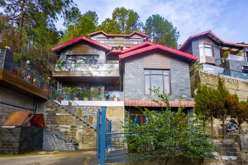 Kasauli Woods Cottage | Hillside 3-BHK Retreat With Outdoor Lounge, Balcony & Scenic Views
