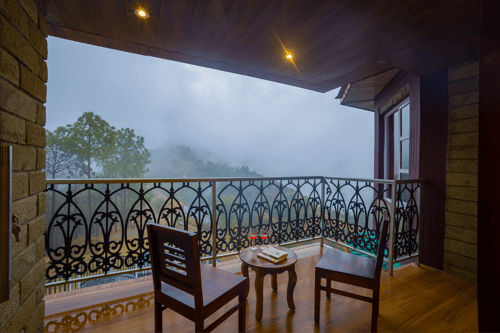 Pine Shadow Fuchsia | Pet-friendly Hillside Retreat With Picturesque Balcony & Restaurant – 1 bedroom villa in Shimla, Himachal Pradesh