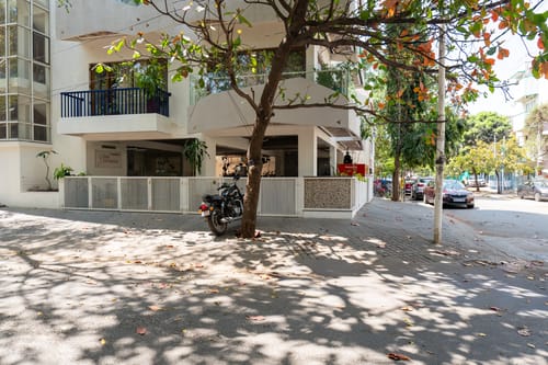 The Jazminn Timberwood | 3-BHK Pet-friendly Apartment with Shared Sit Out Area | Near Bengaluru Palace – 3 bedroom villa in Bengaluru, Karnataka
