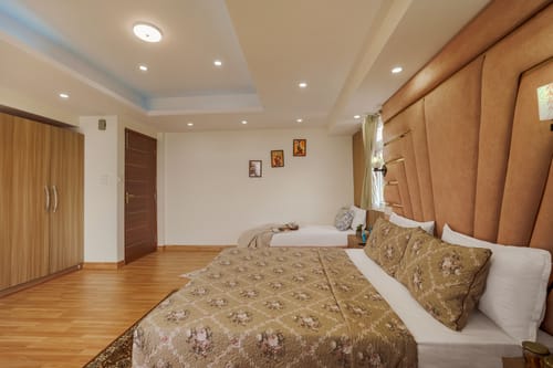 The Ridgeview Retreat Arabella | Pet-friendly Hillside Room with Private Balcony & Bathtub, Common Recreation Zone, Lounge & Restro | Close to Naldehra  – 1 bedroom villa in Shimla, Himachal Pradesh