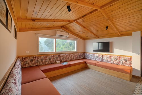 Konifer Pinegrove | 3-BHK Hilltop Escape with Attic, Panoramic Views, Garden, & Outdoor Lounge – 3 bedroom villa in Kasauli, Himachal Pradesh