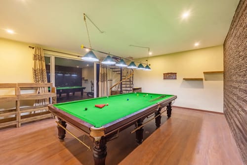 Mystwood | 3-BHK Pet-friendly Retreat With Garden, Gaming Zone & Lounge Area – 3 bedroom villa in Nainital, Uttarakhand