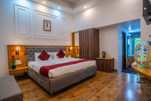 Impreza Luxury Stays Classic Room | Pet-friendly 1-Room Retreat With Common Lounge Area, Garden, Verandah & Restro – 1 bedroom villa in Dehradun, Uttarakhand