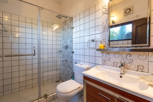Villa Mountain Crest w/ Outdoor Pool – 6 bedroom villa in Kasauli, Himachal Pradesh