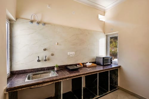 Mandovar Mountain Valley Retreat | 4 Room Pet-friendly Suite In a Private Estate with Shared Pool, Garden, Restaurant & Hill Views – 4 bedroom villa in Udaipur, Rajasthan