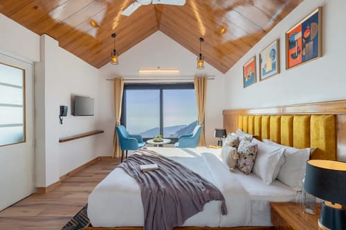 Evara | Serene Pet-friendly 4-BHK Hill Retreat With Balcony, Fireplace & Scenic Views – 4 bedroom villa in Mussoorie, Uttarakhand