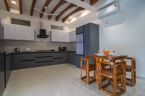 Udgam Vilas 3-BHK | Elegant Pet-friendly Apartment With Lift & Balcony Near Robber’s Cave – 3 bedroom villa in Dehradun, Uttarakhand