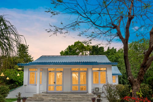 Crystal Farms | Pet-friendly 3-BHK Farmhouse with Private Pool, Bar, Garden & Elegant British Interiors | Close to Qutub Minar – 3 bedroom villa in Delhi NCR, Delhi